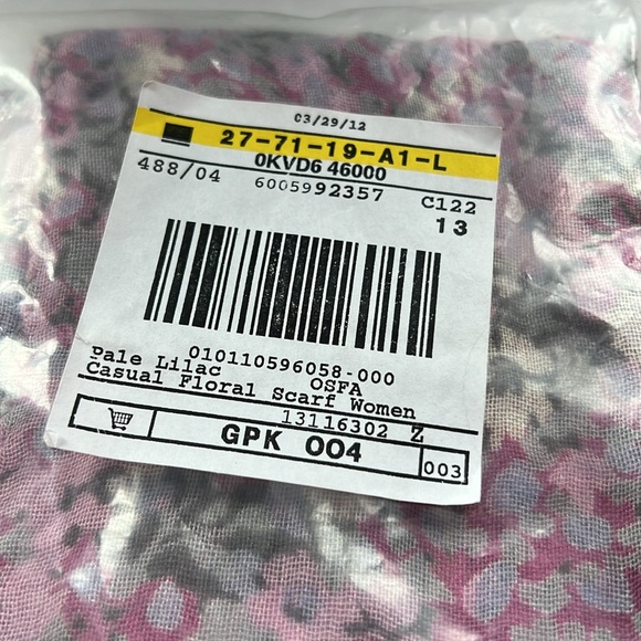 L.L. Bean Women’s Lightweight Lilac/Pink Floral Scarf NWT - Picture 6 of 7